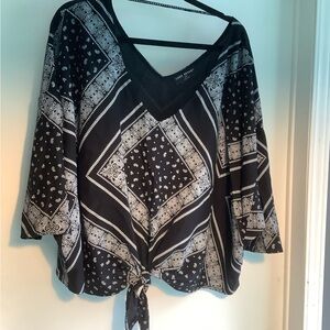 NWOT Black/White Rayon Women’s plus size 18/20 V Neck top by Lane Bryant